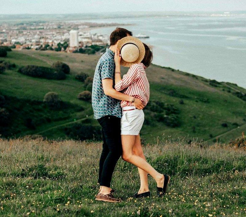 Co symbolizuje niebieska gwiazdka na Tinderze?