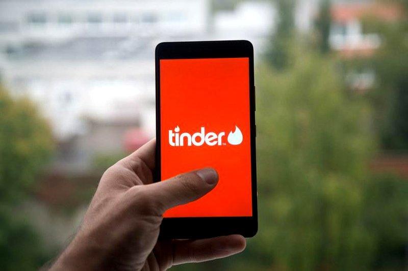 Czy Tinder powoduje uzależnienie od oceny zdjęć?