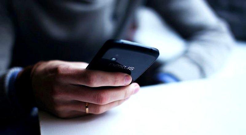 Czy w ogóle powinnaś próbować dostać się do telefonu męża?