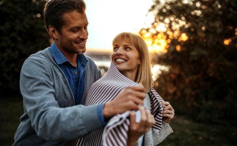 Czy zauroczony facet unika spojrzenia czy utrzymuje kontakt wzrokowy