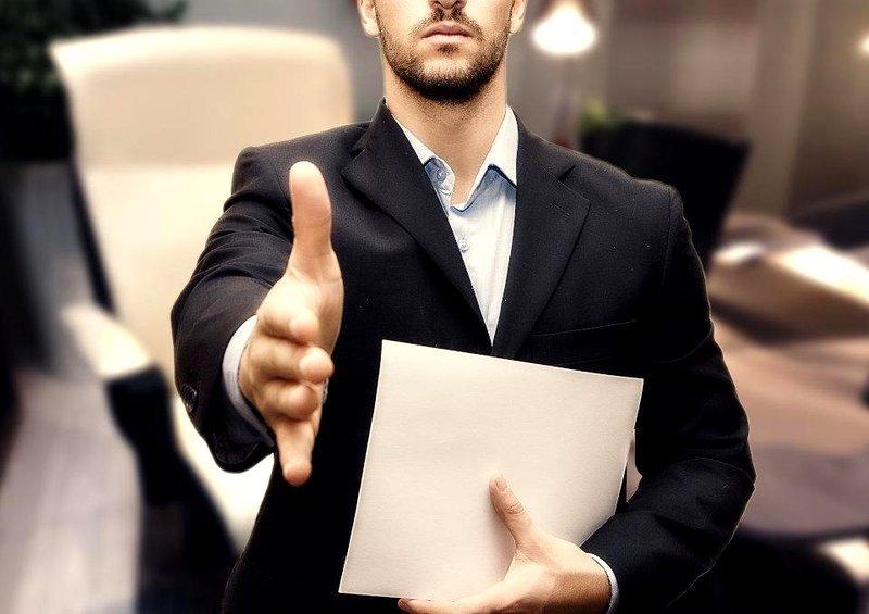 Czym jest efekt aureoli i jak wpływa na postrzeganie?