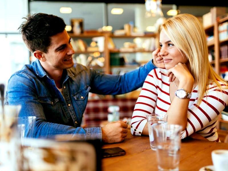 Jak rozpoznać sygnały flirtu?