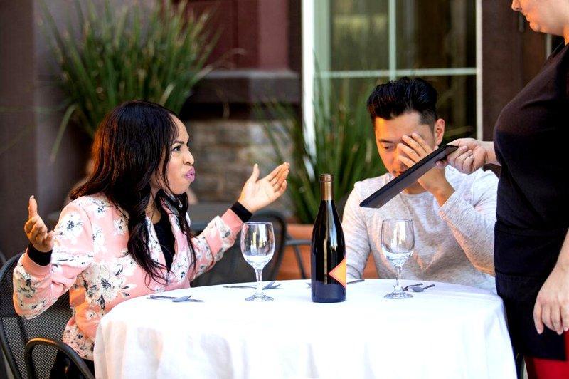 Etykieta w Restauracji: Ubior, Rezerwacja i Maniery Jak zachować się w restauracji