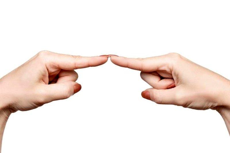 Jakie gesty mogą wskazywać na chęć zachowania dystansu