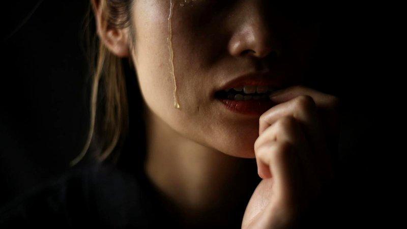 Jakie są powszechne metody oszustw na Tinderze?